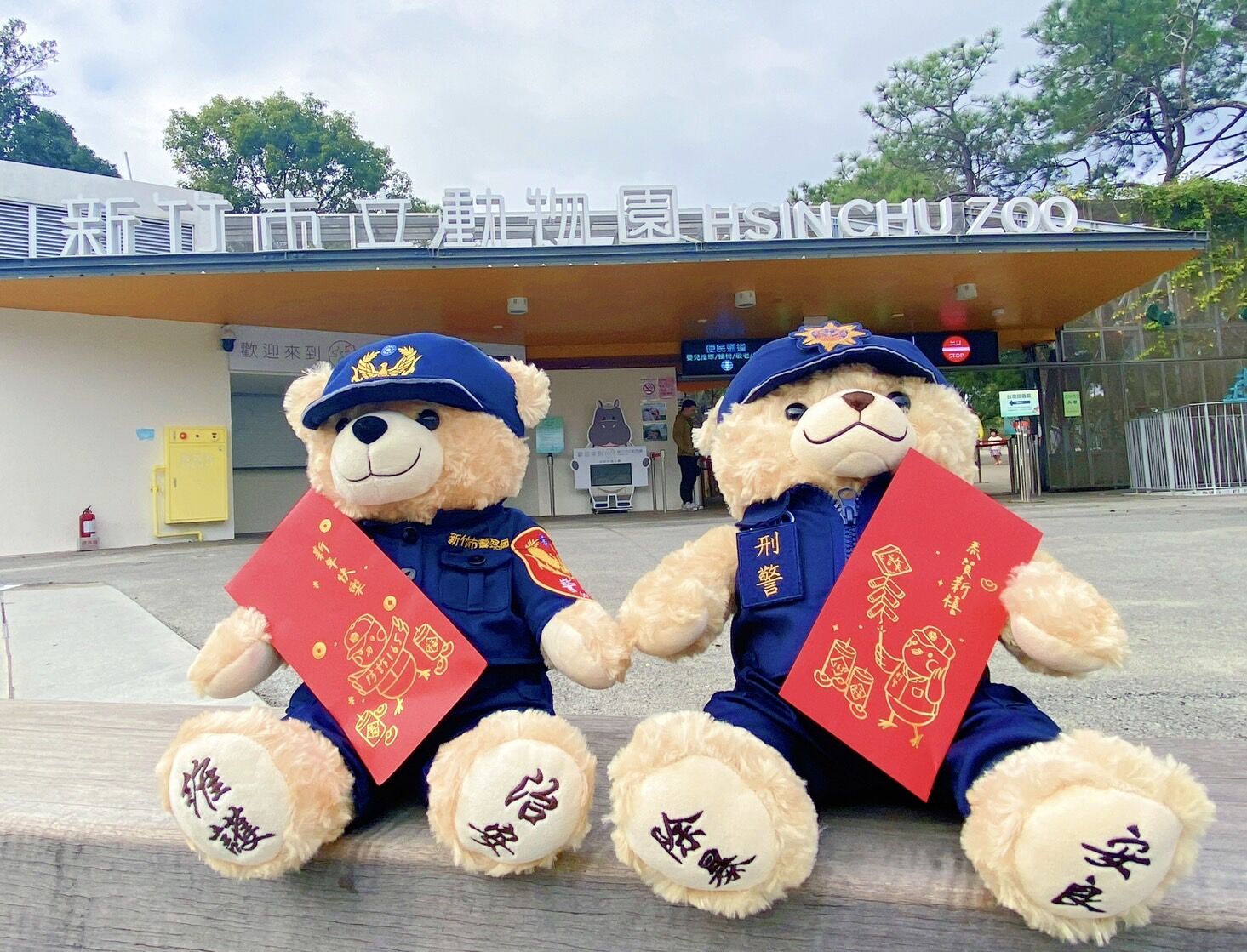 新竹市警察局第一分局刑事小熊帶著刑事一鴿創意插畫紅包袋造訪多個竹市知名景，宣傳反詐騙觀念