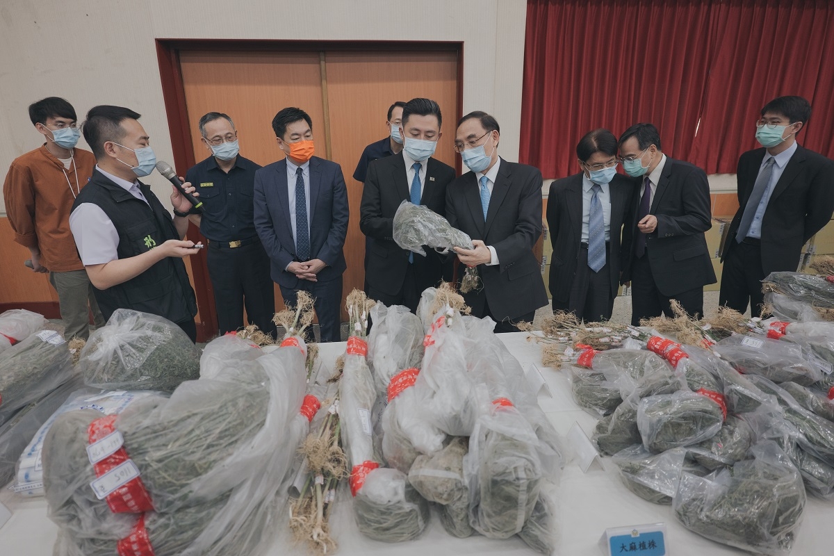 市長、法務部長蔡清祥（左5）、內政部次長陳宗彥（左3）、內政部警政署長陳家欽（左2）一同看查獲大麻。