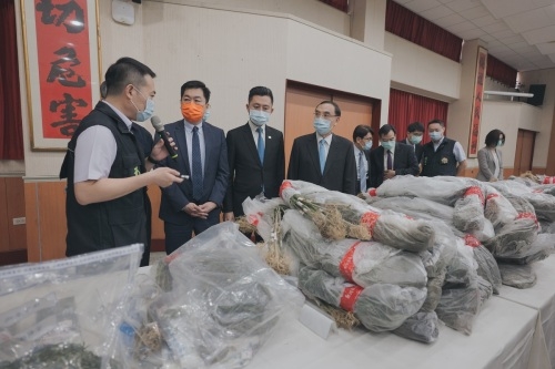 市長、法務部長蔡清祥（左3）、內政部次長陳宗彥（左2）一同看查獲大麻。