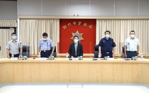 陳章賢代理市長至警察局聽演習簡報。