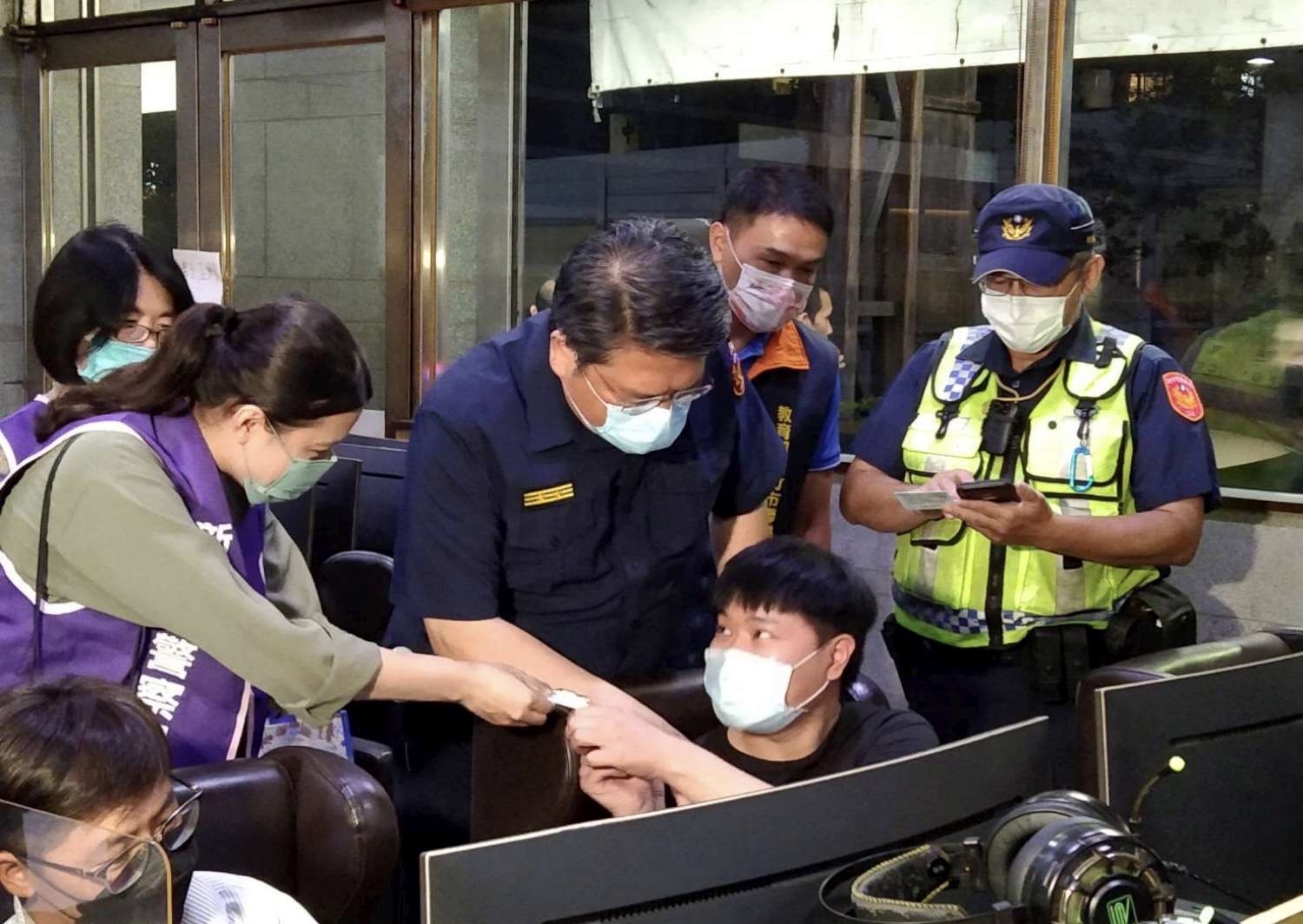 新竹市警察局郭士傑局長親自帶隊臨檢。
