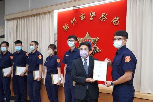 陳章賢代理市長會中頒獎表揚6名績優員警