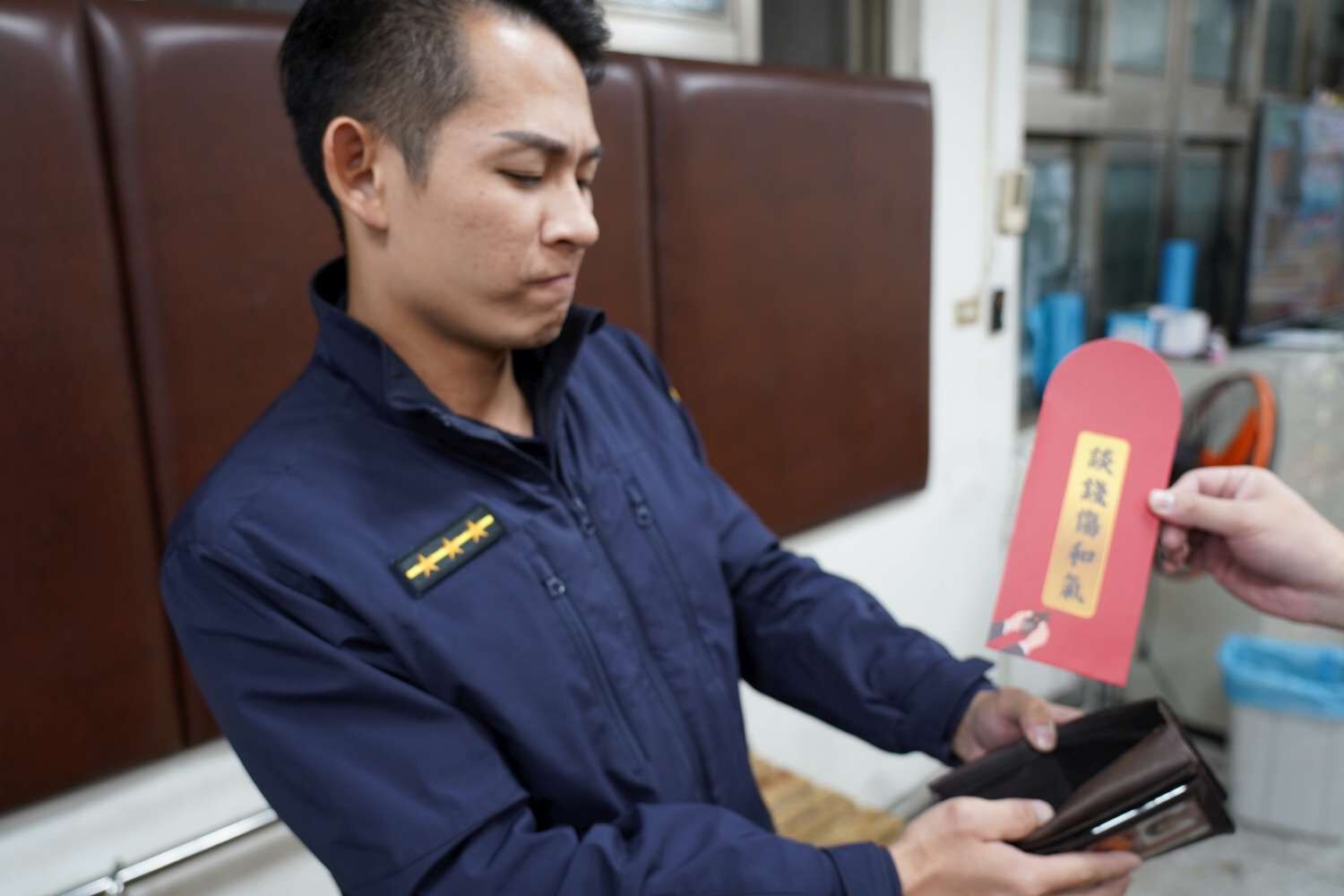 新竹市警察局為加強宣導全民防詐騙，設計印製10款創意紅包袋